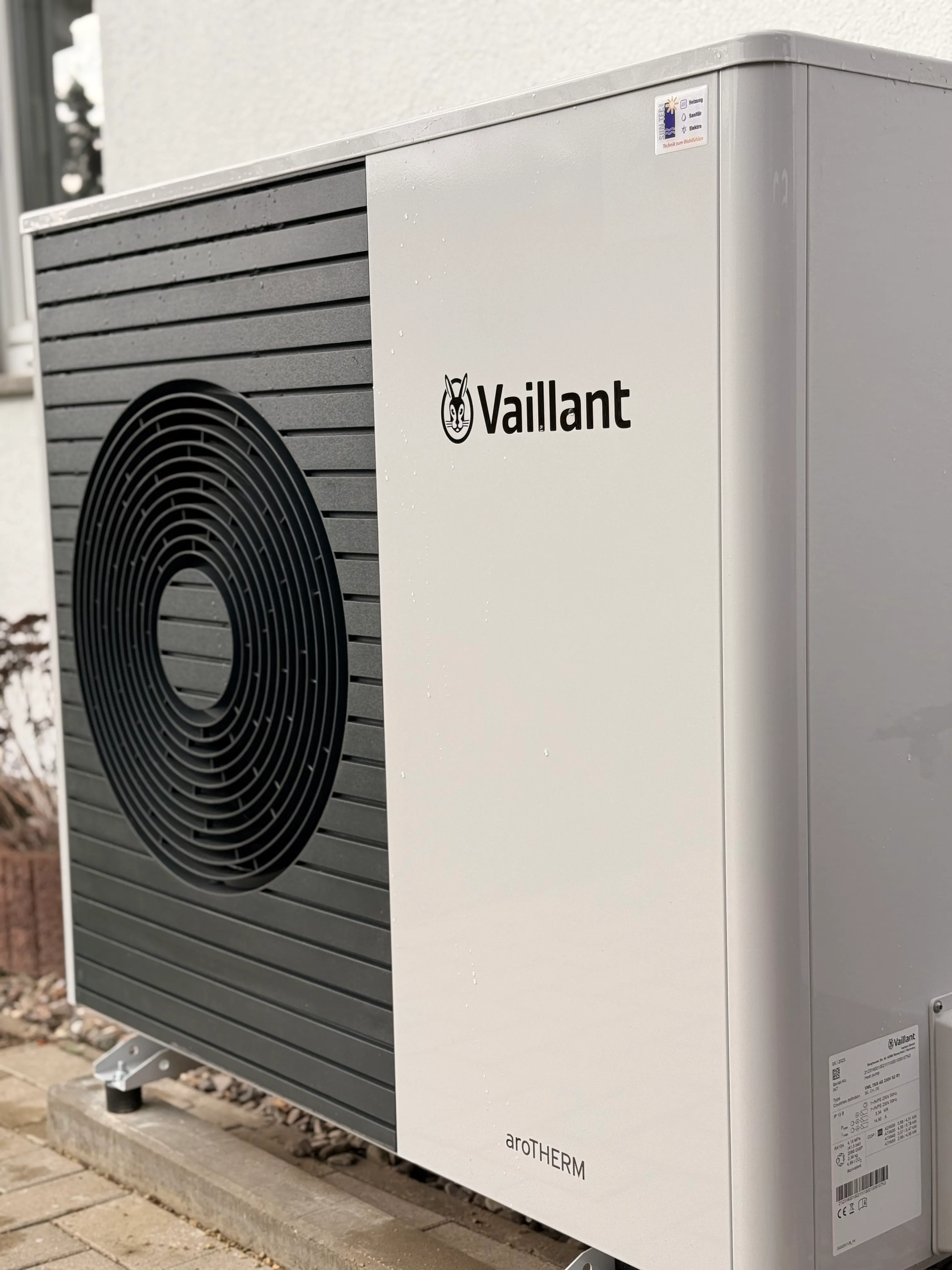 Installierte Vaillant aroTHERM Luft-Wasser-Wärme­pumpe als Außen­einheit an einer Haus­wand